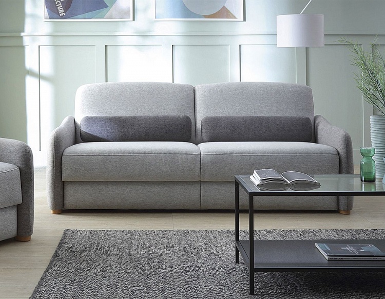 Серый диван в светлом интерьере
