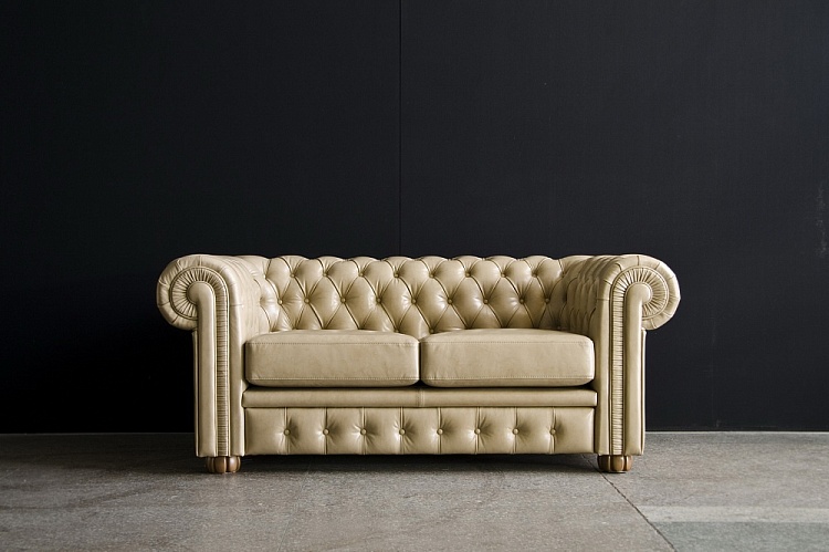 Двухместный кожаный диван CHESTER Classic (молочный)