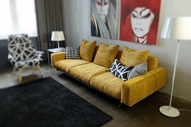 Как выбрать цвет дивана для светлой комнаты: опираемся на цветовой план и другие факторы